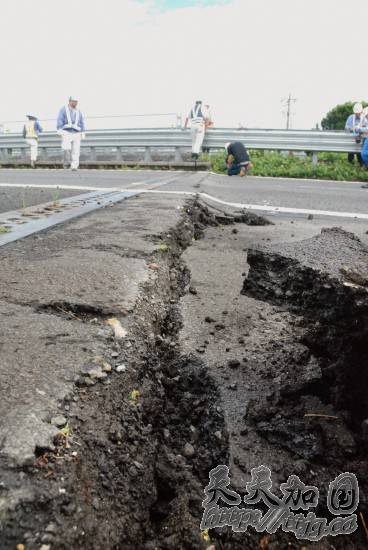 组图：东京至名古屋交通大动脉因地震中断