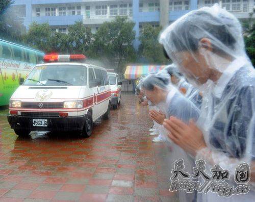 台湾坠毁直升机罹难者遗体告别仪式举行(组图)