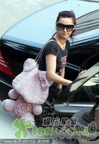 范冰冰背限量版珍贵包包 名车接送贵气十足