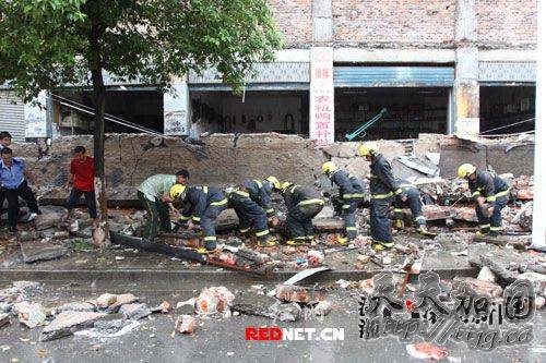 湖南隆回县楼房因暴雨垮塌致4人死亡(图)