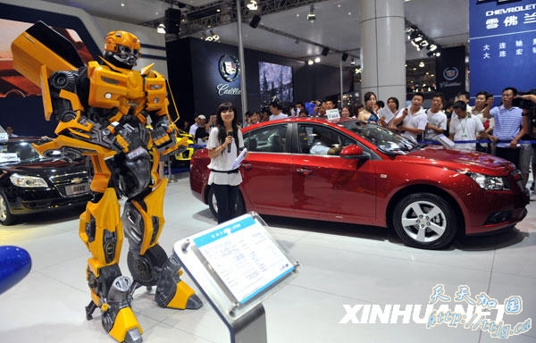 8月19日,真人盔甲版变形金刚“大黄蜂”亮相大连车展。