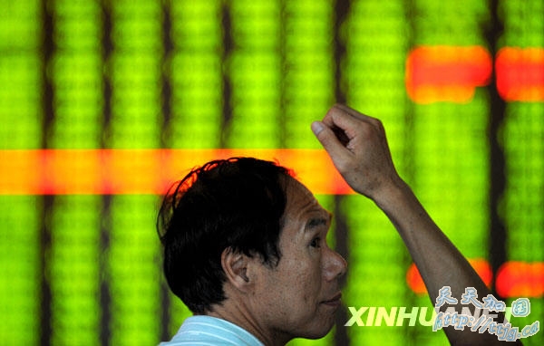 8月19日,在沈阳一家证券营业部,股民关注股市变化。