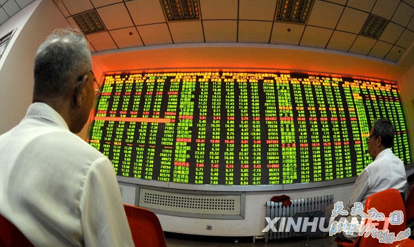 8月19日,在沈阳一家证券营业部,股民关注股市变化。