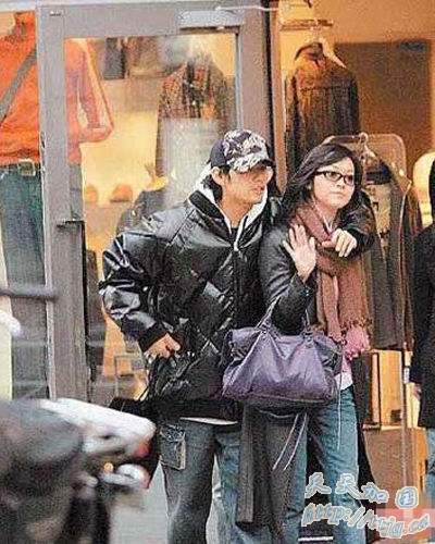 正是这张狗仔队的偷拍照片,使“周侯恋”曝光。(资料图)