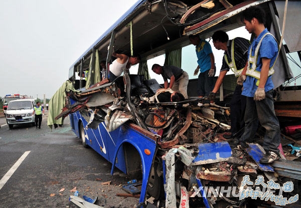 8月21日,救援人员在清理车祸事故现场。