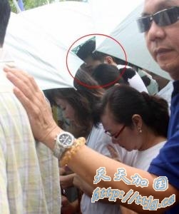 声东击西布伞阵刘德华疑现身“岳父”葬礼(图)