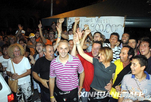 8月22日,在意大利中部的巴尼奥内镇,当地居民庆祝“超级乐透”彩票头奖在当地一家酒吧开出。当天,意大利“超级乐透”彩票头奖终于花开有主,奖金总额高达1.47亿欧元(约合2.1亿美元),刷新了欧洲历史上彩票最高奖金纪录。这张彩票在仅有2000人口的巴尼奥内镇一个酒吧内售出,意大利安莎社消息称头奖得主只花费2欧元购买这张彩票,目前其身份仍不得而知。