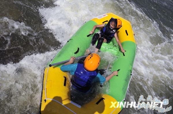 8月23日,两名北京市民在体验激流回旋漂流。当日,100位北京市民在顺义奥林匹克水上公园免费体验了新推出的激流回旋漂流项目。