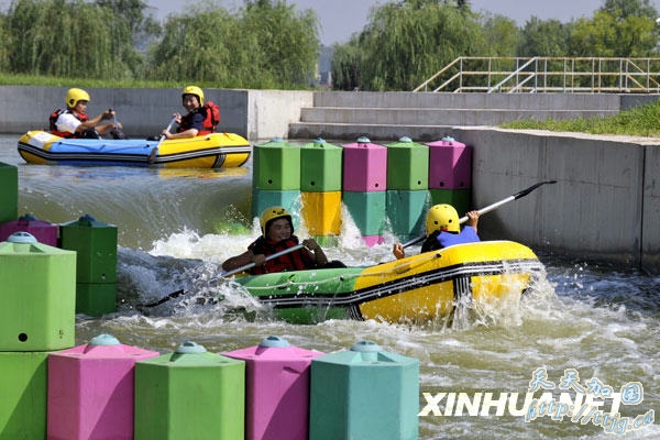 8月23日,几名北京市民在体验激流回旋漂流。当日,100位北京市民在顺义奥林匹克水上公园免费体验了新推出的激流回旋漂流项目。