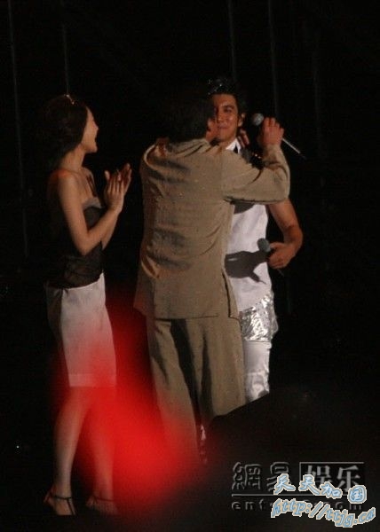 成龙献热吻为王力宏打气。