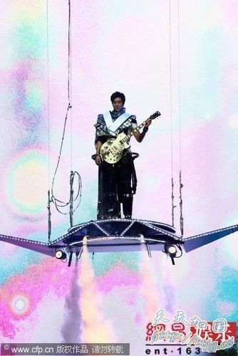 王力宏化身从天而降。
