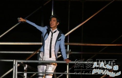 王力宏引全场大合唱。