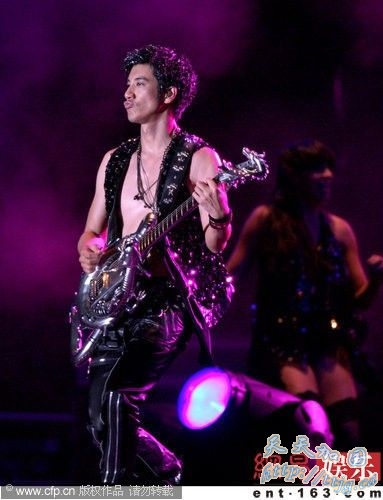 王力宏大秀肌肉。