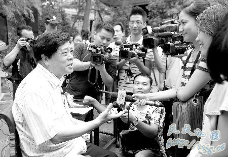 赵忠祥参观黑熊保护基地。