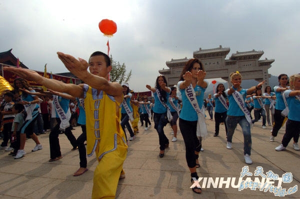 8月23日,佳丽们在少林寺学习武术动作。