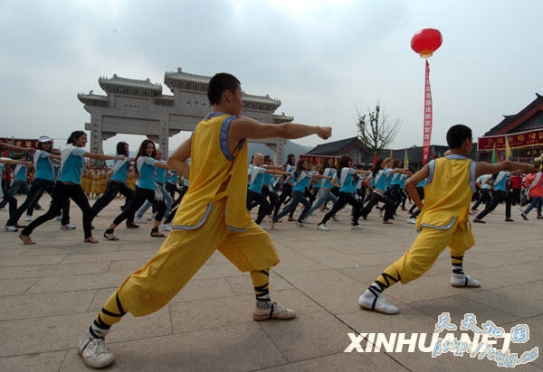 8月23日,佳丽们在少林寺学习武术动作。