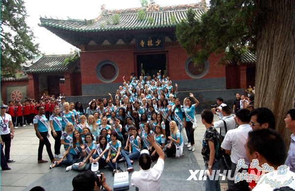 8月23日,佳丽们在少林寺门前合影。