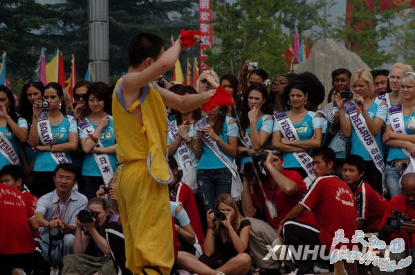 8月23日,佳丽们在少林寺观看武术表演。