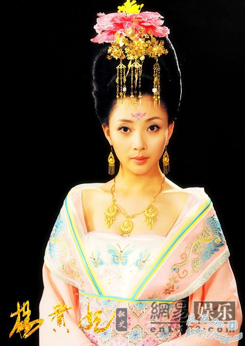 低调脱俗的“杨玉环”殷桃。