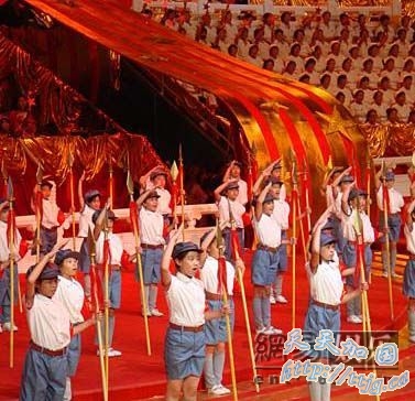 万人合唱掀爱国热情。
