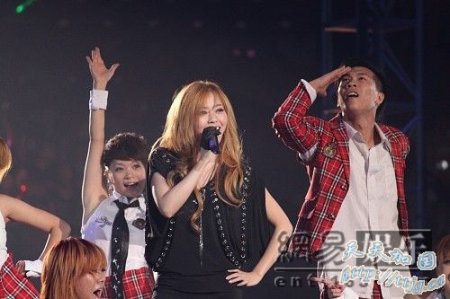 张靓颖金发亮相。