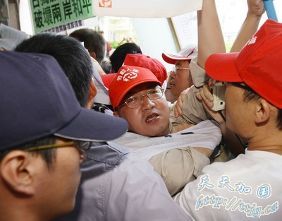 台民众举五星红旗抗议达赖:台湾是中国的(图)