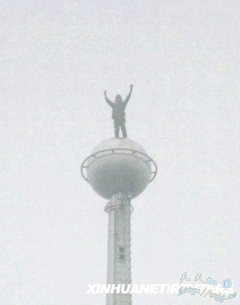 9月1日,号称“蜘蛛人”的法国攀爬高手阿兰·罗伯特爬上马来西亚首都吉隆坡452米高的双子塔顶端后张开双臂。当天,阿兰·罗伯特爬上吉隆坡的标志性建筑双子塔,并被随后赶来的警方逮捕。现年46岁的罗伯特迄今为止已经徒手攀登过全球80多座高楼或地标性建筑,已因非法攀爬建筑物被捕上百次。