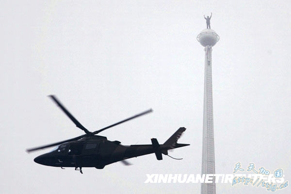 9月1日,号称“蜘蛛人”的法国攀爬高手阿兰·罗伯特爬上马来西亚首都吉隆坡452米高的双子塔顶端后张开双臂。当天,阿兰·罗伯特爬上吉隆坡的标志性建筑双子塔,并被随后赶来的警察逮捕。