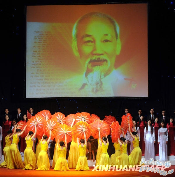 9月1日,演员们在越南首都河内举行的庆祝国庆晚会上表演。当日,越南举行晚会庆祝越南社会主义共和国成立64周年。1945年9月2日,越南革命的先驱者胡志明主席在此宣读越南《独立宣言》,宣布越南民主共和国(1976年越南南北实现统一后定国名为越南社会主义共和国)成立。