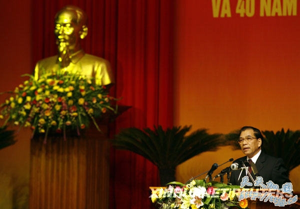 9月1日,越共中央总书记农德孟在越南首都河内举行的庆祝国庆晚会上讲话。当日,越南举行晚会庆祝越南社会主义共和国成立64周年。1945年9月2日,越南革命的先驱者胡志明主席在此宣读越南《独立宣言》,宣布越南民主共和国(1976年越南南北实现统一后定国名为越南社会主义共和国)成立。