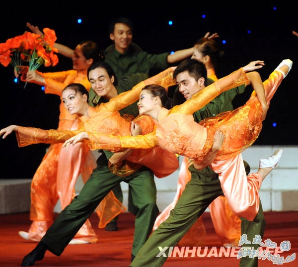 9月1日,演员们在越南首都河内举行的庆祝国庆晚会上表演。当日,越南举行晚会庆祝越南社会主义共和国成立64周年。1945年9月2日,越南革命的先驱者胡志明主席在此宣读越南《独立宣言》,宣布越南民主共和国(1976年越南南北实现统一后定国名为越南社会主义共和国)成立。