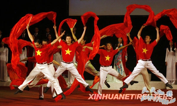 9月1日,演员们在越南首都河内举行的庆祝国庆晚会上表演。当日,越南举行晚会庆祝越南社会主义共和国成立64周年。1945年9月2日,越南革命的先驱者胡志明主席在此宣读越南《独立宣言》,宣布越南民主共和国(1976年越南南北实现统一后定国名为越南社会主义共和国)成立。