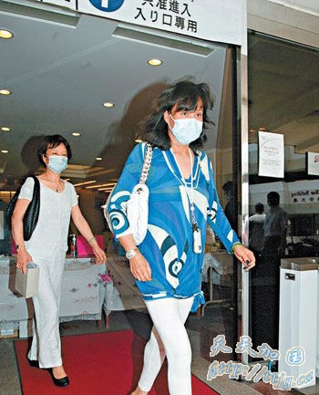 三太出入医院不忘戴口罩。