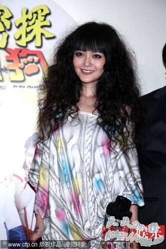 大S惊艳爆炸头亮相。