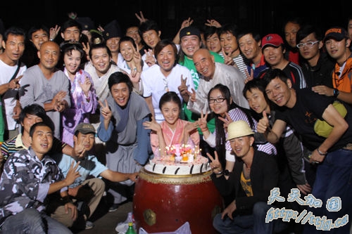 剧组人员陪贡米过生日。