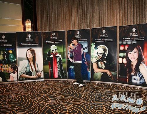 周董介绍剧中角色。