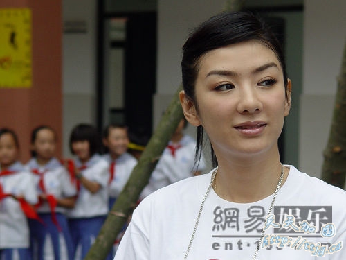 黄奕用慈善的方式来传递幸福。