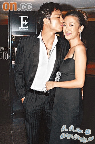 婷婷及安志杰当众拥抱亲吻,非常缠绵。