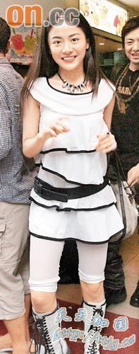 贡米一身白衣逛街。