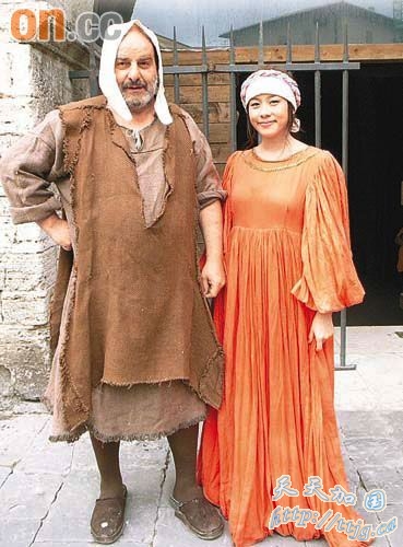 林嘉欣穿上中世纪时的意大利人装束与造纸师傅合照。