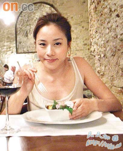 在古堡享受意大利美食,林嘉欣吃得十分滋味。