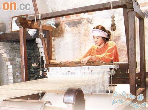 林嘉欣对操作织布机驾轻就熟。