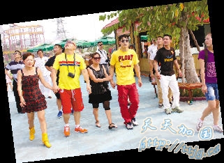 夫妻手拉手。
