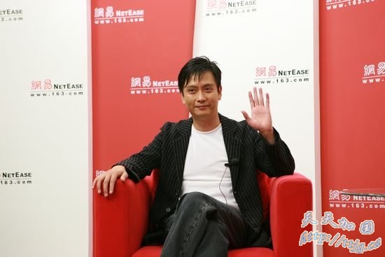 谢君豪与网易网友们打招呼。