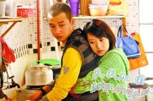 《蜗居》中,为了买房,情人被迫分手。