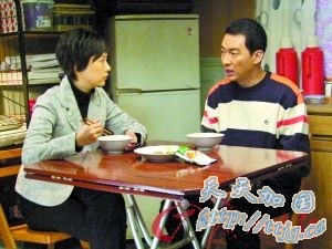 《蜗居》中的小夫妻为还贷省吃俭用。
