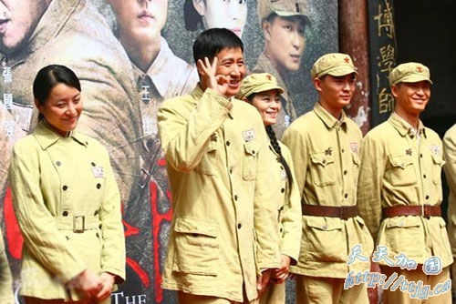 《我们队伍向太阳》演员亮相。