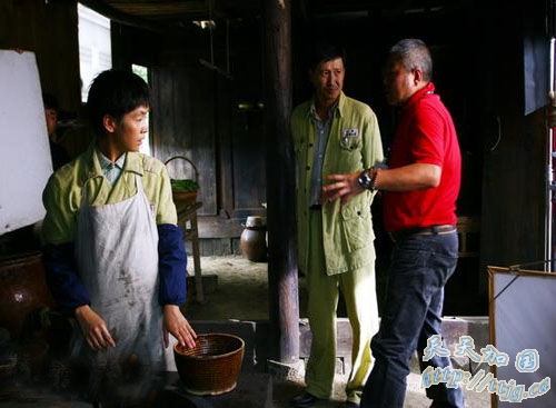 导演指挥演员走戏。