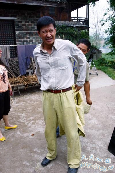 张国强难忍闷热。