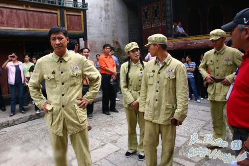 张国强在片场等待。